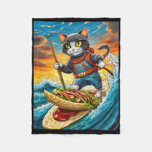Ninja-Katze surft auf einem Taco-Surfbrett mit Hot Fleecedecke