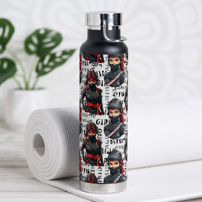 Ninja-Mädchen Anime mit Textmuster-Design Trinkflasche (Von Creator hochgeladen)