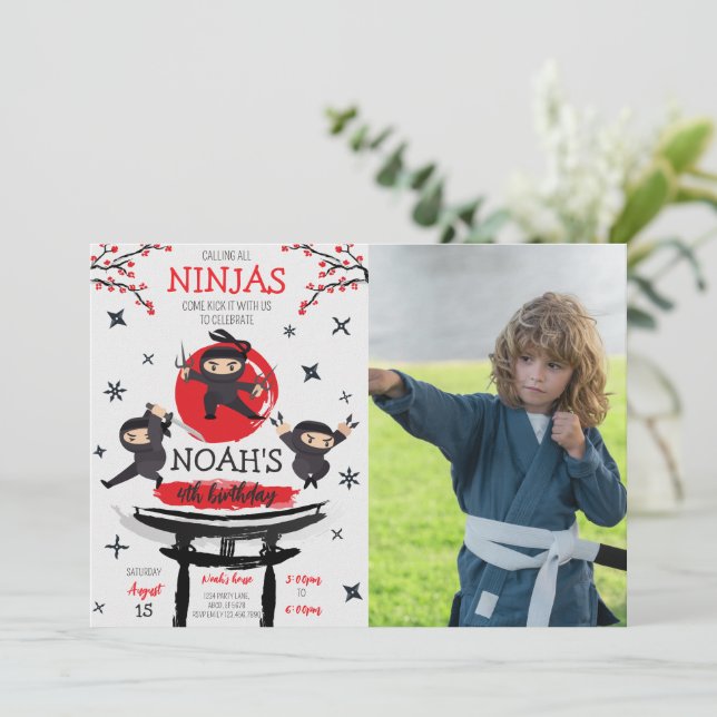 Ninja Warrior Martial Arts Birthday Foto Einladung (Stehend Vorderseite)