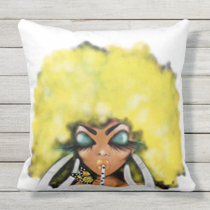 Nippendes Kissen im Freien