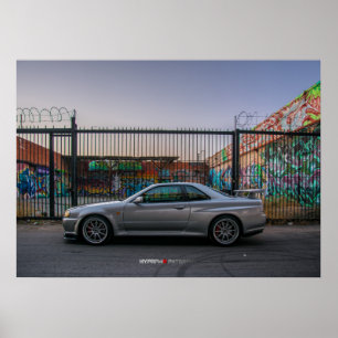 Nissan Skyline GT-r R34 in im Stadtzentrum Poster