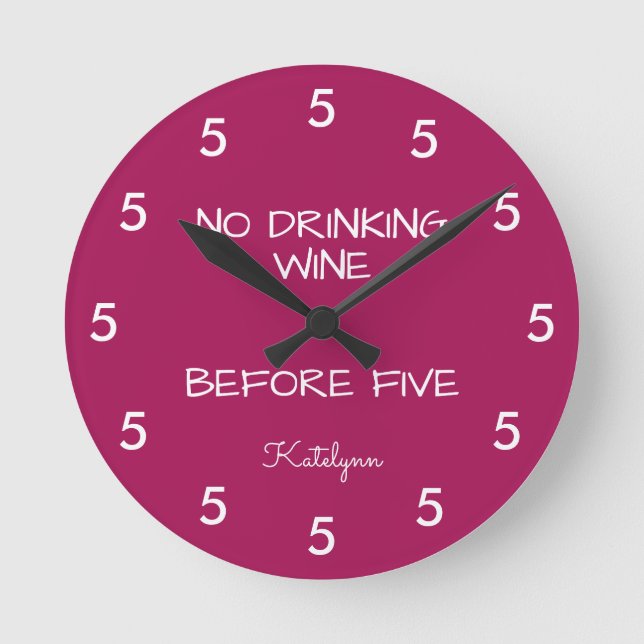 No Drinking Wine Before Five Funny Burgundy Runde Wanduhr (Vorderseite)