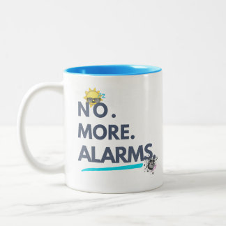 💤 No. More. Alarms. Zweifarbige Tasse