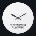 No Notifications Allowed Minimalist Technical Große Wanduhr<br><div class="desc">Synchronize your focus blocks. A sleek, high-contrast wall clock featuring bold technical typography, designed for the studio where time is the only allowed metric.</div>