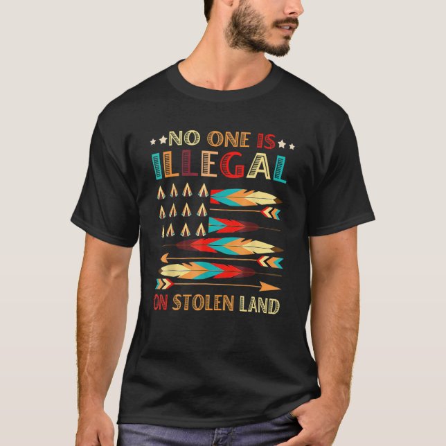 No One Is Illegal On Stolen Land Native American P T-Shirt (Vorderseite)