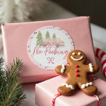 No Peeking Vintag Pink Candy Christmas Van Runder Aufkleber<br><div class="desc">Kein Pinkeln vor Weihnachts-Sticker. Feiern Sie die magische und festliche Urlaubssaison mit unserem Weihnachtsaufenthalt auf dem Weihnachtsaufkleber. Unser Vintages Urlaubsdesign besticht durch einen niedlichen, mädchenhaften Retrovan auf einem Weihnachtsbaumhof, der einen Weihnachtsbaum ausspuckt. Die Worte, die kein Pinkeln haben, sind handschriftlich. Anpassen mit einem Familienmonogramm. Alle Illustrationen sind handgezeichnet Originalwerke von...</div>