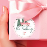 No Peeking Vintag Pink Christmas Van Runder Aufkleber<br><div class="desc">Kein Pinkeln vor Weihnachts-Sticker. Feiern Sie die magische und festliche Urlaubssaison mit unserem Weihnachtsaufenthalt auf dem Weihnachtsaufkleber. Unser Vintages Urlaubsdesign besticht durch einen niedlichen, mädchenhaften Retrovan auf einem Weihnachtsbaumhof, der einen Weihnachtsbaum ausspuckt. Die Worte fa la la sind handgeschrieben. Anpassen mit einem Familienmonogramm. Alle Illustrationen sind handgezeichnet Originalwerke von Moodthology...</div>