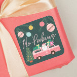 No Peeking Vintag Pink Christmas Van Santa Quadratischer Aufkleber<br><div class="desc">Kein Pinkeln vor Weihnachts-Sticker. Feiern Sie die magische und festliche Urlaubssaison mit unserem Weihnachtsaufenthalt auf dem Weihnachtsaufkleber. Unser Vintages Urlaubsdesign besticht durch einen niedlichen, gürtelrosa Retrovan mit farbenfrohen Geschenkartikeln, die auf dem Lieferwagen geliefert werden. Der Weihnachtsmann schaut sich den Kopf aus dem Vintagen rosa Van. Die Oberseite des Aufklebers wird...</div>