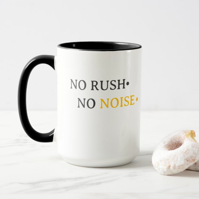 No Rush No Noise – Minimal Calm Typography Design Tasse (Mit Donut)