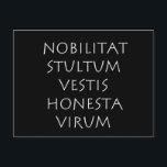 Nobilitat stultum vestis honesta virum postkarte<br><div class="desc">Nobilitat stultum vestis honesta virum. Gute Kleidung lässt einen dummen Mann nobel aussehen. Ein lateinisches Zitat von Weisheit und Philosophie,  das heute noch gültig und wahr ist.</div>