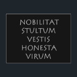 Nobilitat stultum vestis honesta virum postkarte<br><div class="desc">Nobilitat stultum vestis honesta virum. Gute Kleidung lässt einen dummen Mann nobel aussehen. Ein lateinisches Zitat von Weisheit und Philosophie,  das heute noch gültig und wahr ist.</div>