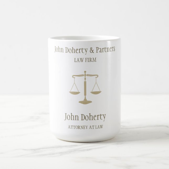 Noble goldene Skalen des Rechtsanwaltsbüros der Kaffeetasse (Mittel)