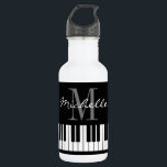Nobler Flügel befestigt Trinkflasche<br><div class="desc">Nobler Flügel befestigt Monogrammnamenswasserflasche. Eleganter Skripttypographie-Schablonenentwurf mit intial Buchstaben des individuellen Namens. Schwarzweiss-Logo für Pianisten,  Klavierspieler,  Schullehrer,  Lehrer,  Musiker etc. addieren Ihren eigenen Namen. Mit Monogramm Geschenkidee mit klassischer Instrumenttastatur.</div>