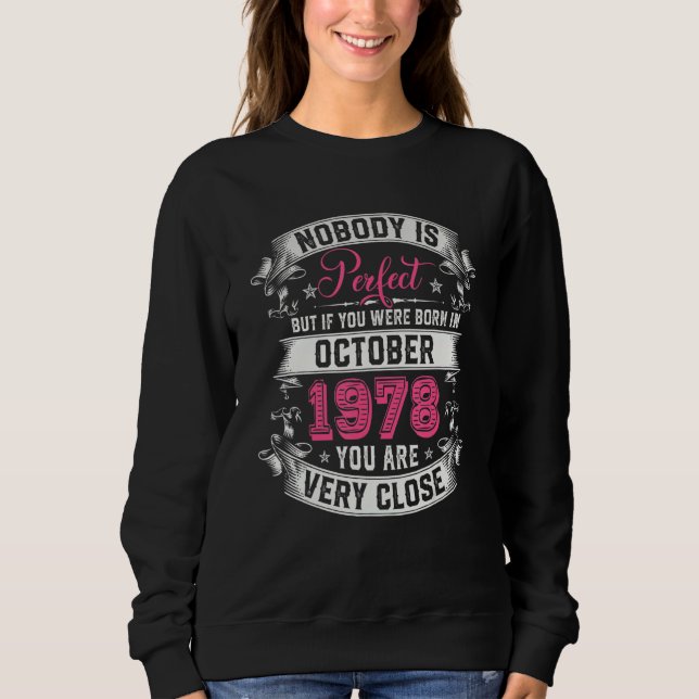 Nobody Is Perfect But If You Were Born In October  Sweatshirt (Vorderseite)