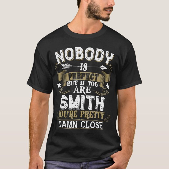 Nobody Is Perfect But You Are SMITH Family Name T-Shirt (Vorderseite)