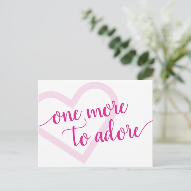 Noch eins zu Adore | Heiß rosa Herzschwangerschaft Ankündigungspostkarte (Stehend Vorderseite)