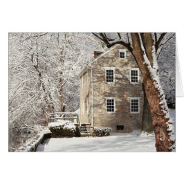 Noch Haus mit schneebedeckten Bäumen