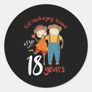 Noch immer Monkeying um 18 Jahre Hochzeit Annivers Runder Aufkleber