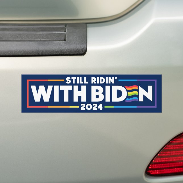 Noch Ridin' mit Biden 2024 LGBTQ Autoaufkleber (Auf Auto)