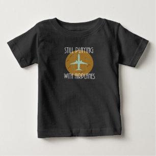 Noch spielen mit Flugzeugen Pilot Grafik Geschenk Baby T-shirt