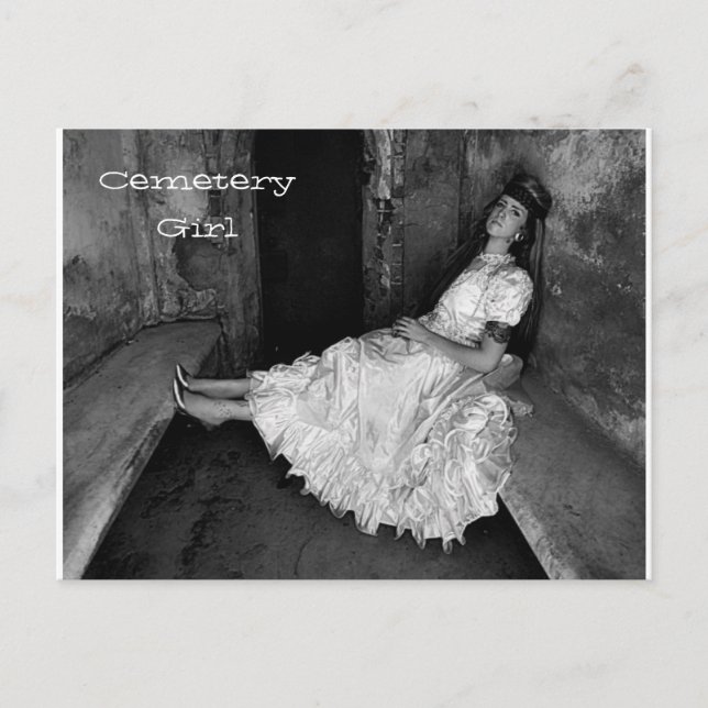 Noel - Cemetery Girl Feiertagspostkarte (Vorderseite)