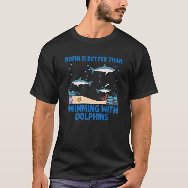 Nofin ist besser als das Schwimmen mit Delphinen. T-Shirt (Vorderseite)