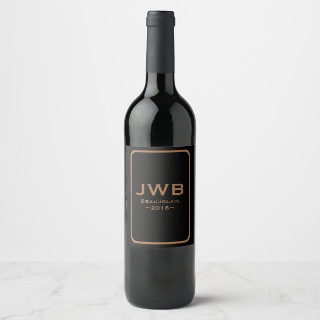 Noir avec Monogramme en cuivre et Étiquette à vin  (Devant)
