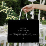 NOIR Minimalistisch Matron of Honor Gift Bag Große Geschenktüte<br><div class="desc">Die NOIR Collection zeichnet sich durch eine klassische Schwarz-Farbe und einen atemberaubenden modernen Kalligraphie-Script-Schriftart aus, der ein elegantes und elegantes Aussehen schafft. Diese Kollektion ist ideal für Paare, die gewollt haben, ein zeitloses und klassisches Ambiente für ihre besondere Veranstaltung zu schaffen. Das fett schwarze Farbschema schafft einen auffallenden Kontrast zum...</div>