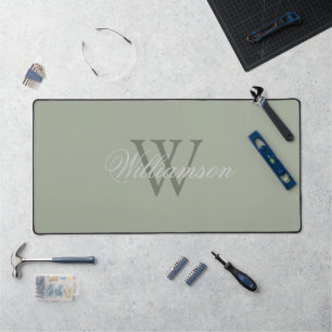 Nom de famille gris sur monogramme vert sur fond v