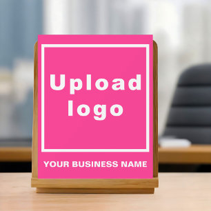 Nom de l'entreprise et logo sur le signe acrylique