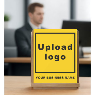 Nom de l'entreprise et logo sur le signe acrylique