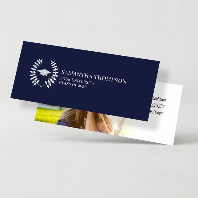 Nom du diplômé Carte Photo Elégant Marine Bleu Bla (Graduation simple name card with photo template in navy blue school color theme.)