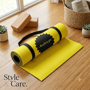 Nom et initiale sur tapis de yoga jaune ensoleillé