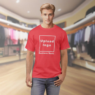 Nom et logo de l'entreprise sur le T-shirt rouge