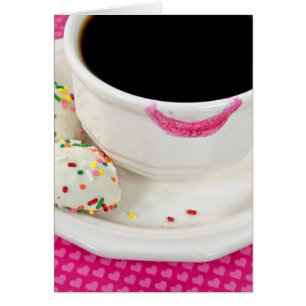 Nom Jour rouge à lèvres sur tasse de café avec coo