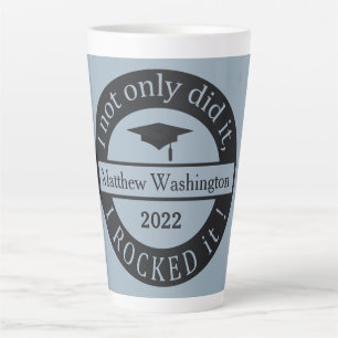 Nom personnalisé du diplôme et tasse de latte de l