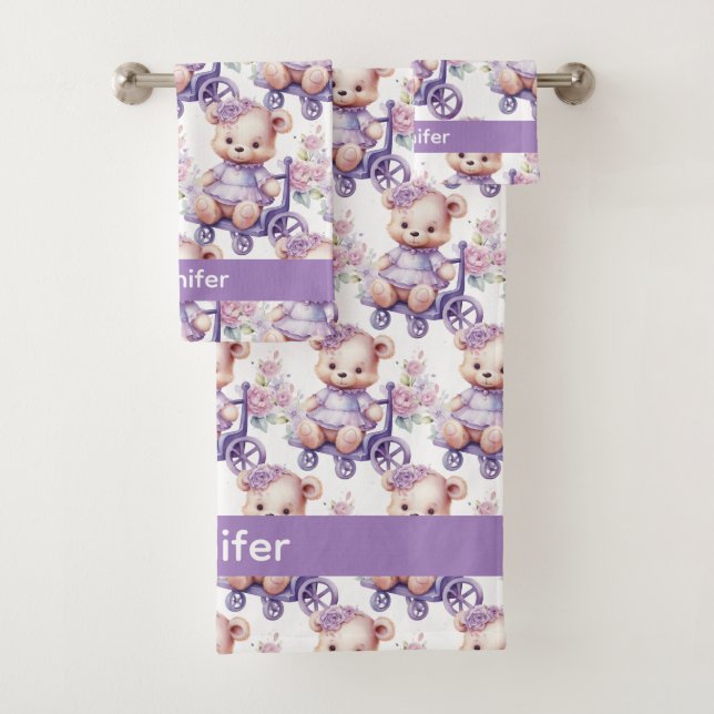 Nom personnalisé Lilac Teddy Bear Jeu de serviette (En situation)