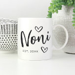 Noni Year Etablierte Oma Kaffeetasse<br><div class="desc">Mit diesem einfachen Design,  das "Noni" in handgezeichneten Schriftzeichen mit Herz-Akzent enthält,  kreieren Sie einen süßen Sake für Oma. Personalisieren Sie mit dem Jahr,  in dem sie eine Großmutter für einen niedlichen Muttertag oder eine Schwangerschaftsankündigung geworden ist.</div>