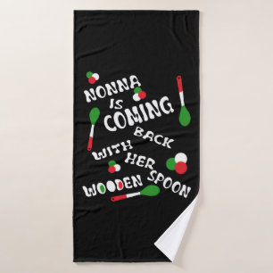 Nonna kommt mit ihrem Holzlöffel zurück Badehandtuch