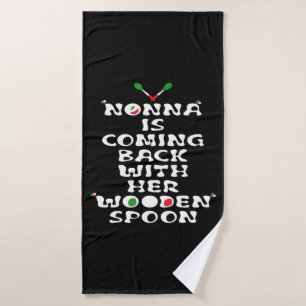 Nonna kommt mit ihrem Holzlöffel zurück Badehandtuch