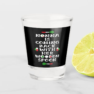 Nonna kommt mit ihrem Holzlöffel zurück Schnapsglas