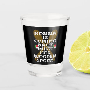 Nonna kommt mit ihrem Holzlöffel zurück Schnapsglas