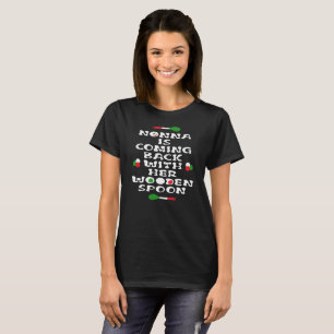 Nonna kommt mit ihrem Holzlöffel zurück T-Shirt