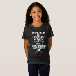 Nonna kommt mit ihrem Holzlöffel zurück T-Shirt