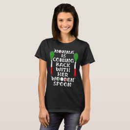 Nonna kommt mit ihrem Holzlöffel zurück T-Shirt