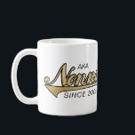 Nonna Tasse "AKA Nonna Seit.."<br><div class="desc">"AKA Nonna/Italienische Großmutter Seit ???? Mug. Personalisieren Sie es, indem Sie "AKA... Seit 2009" und "Wir haben Sie so sehr Liebe, Steven, Sarah, Karen, Robbie und Shana." Dann wählen Sie Ihren bevorzugten Schriftart Stil, Größe, Farbe und Wortlaut, um Ihre Tasse zu personalisieren! Schaffen Sie ein einfaches Geschenk, indem Sie der...</div>
