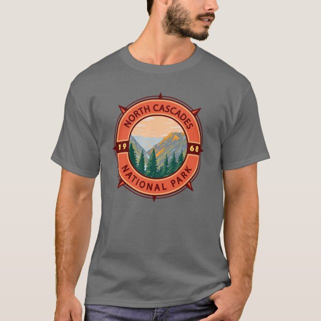 Nord Cascades Nationalpark Retro Kompass Emblem T-Shirt (Vorderseite)