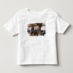 Nordamerika, USA. Entspannende Cowboys und Kleinkind T-shirt
