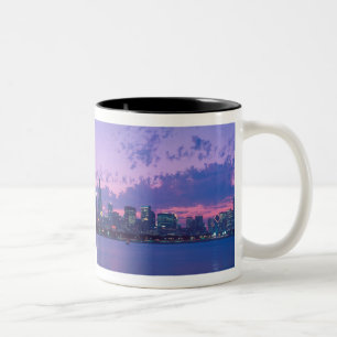 Nordamerika, USA, IL. Chicago Skyline bei Dämmerun Zweifarbige Tasse