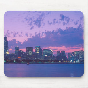 Nordamerika, USA, IL. Chicagoer Skyline bei Dämmer Mousepad